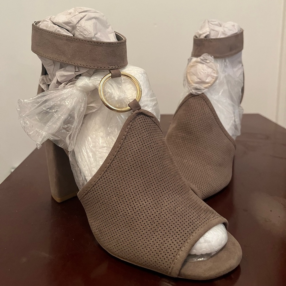 Boots with yellow ring
